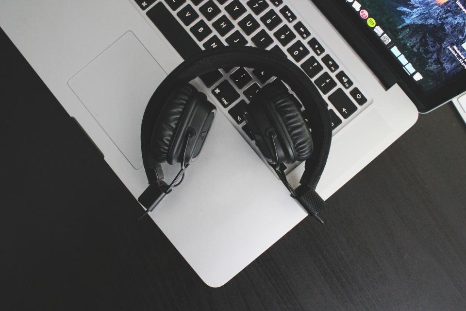 Casque AURA ANC 40 posé sur un ordinateur portable