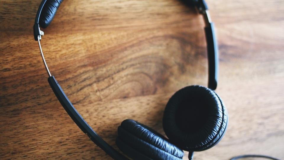 Casque AURA ANC 40 replié sur un plan de travail