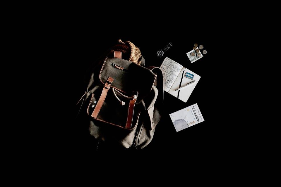 Contenu du sac NOMAD 25L étalé sur fond noir