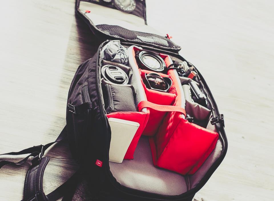 Intérieur compartimenté du sac NOMAD 25L, matériel rangé